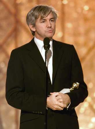 Baz Lurhman accepts his Golden Golden Globe for best Musical or Comedy (Moulin Rouge)
